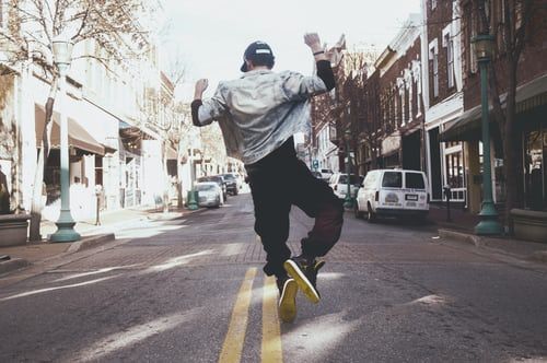 Watch| Man performs moonwalk at traffic signal, leaves people in awe