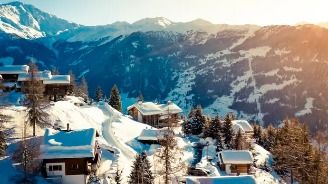 Watch%3A%20Himachal%20Pradesh%20receives%20first%20snowfall%20of%20the%20season%2C%20White%20New%20Year%20likely%20in%20Shimla